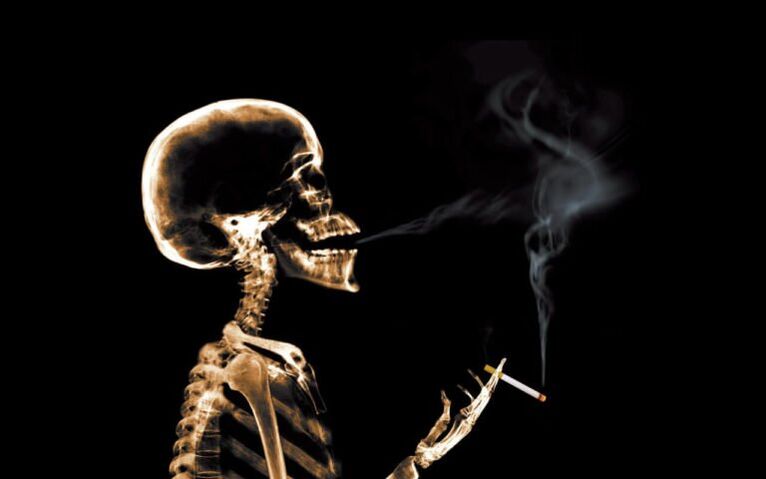 التدخين يسبب آلام الظهر في منطقة الكتف