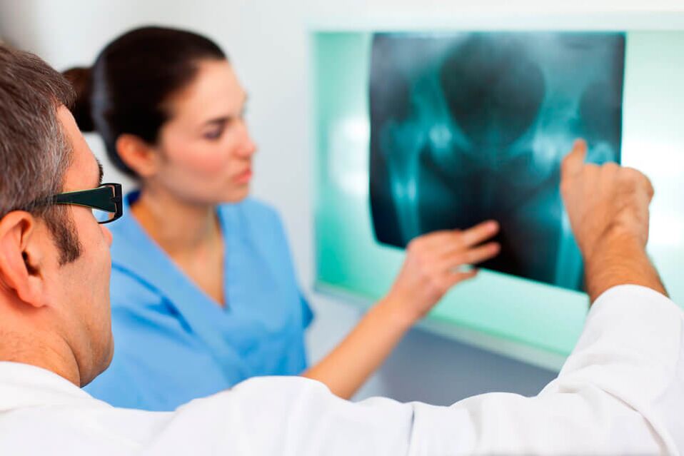 يقوم طبيب الروماتيزم أو طبيب الرضوح بتشخيص الألم في مفصل الورك. 