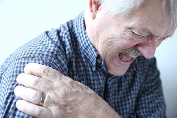 ألم الكتف عند رجل كبير السن مصاب بالتهاب المفاصل العظمي في مفصل الكتف